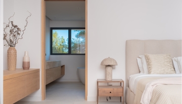 Resa Estates Ibiza villa te koop modern 1.bedroom side and bathroom.jpg